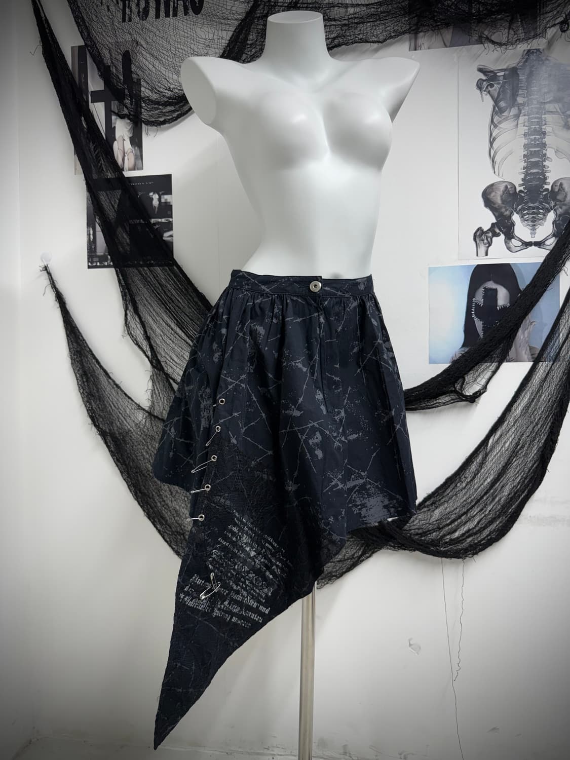 Body line pin detailed flare skirt 상품이미지2