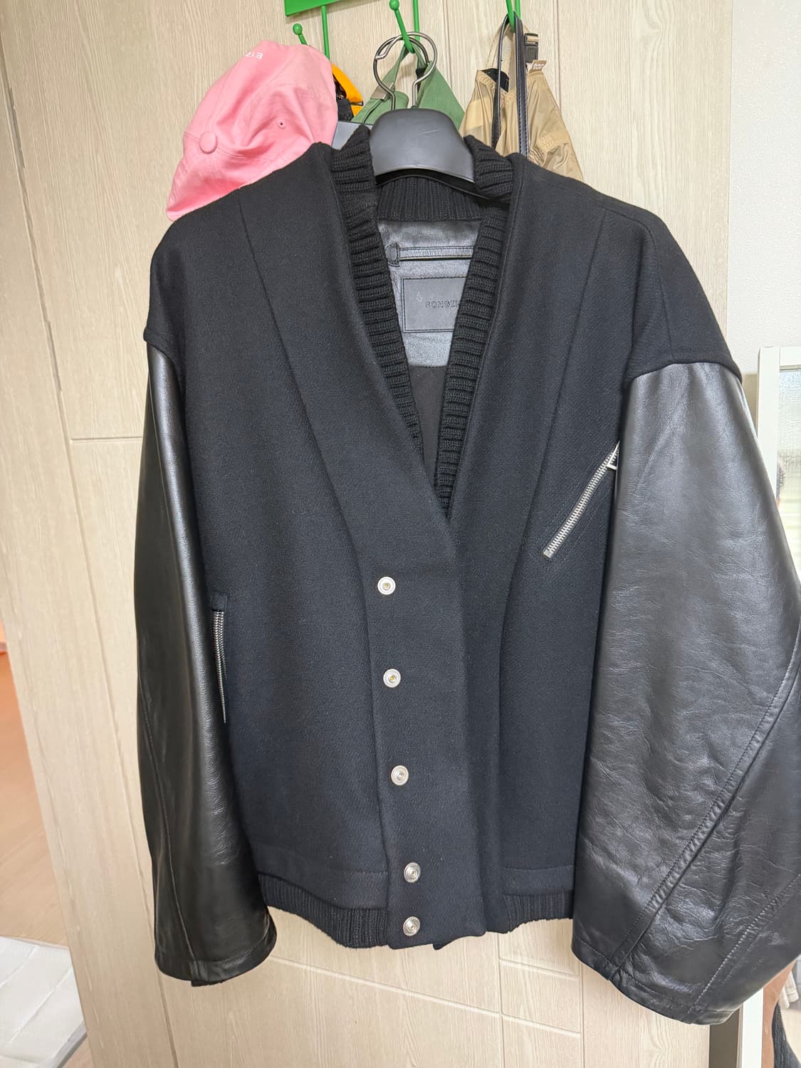 송지오 23fw 바시티 48사이즈 판매합니다. 상품이미지1