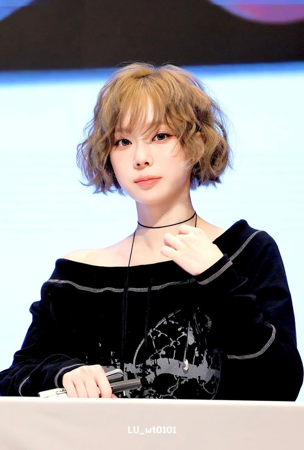 (원터 착용) 팬시클럽 펄 로즈 오프숄더 상품이미지1