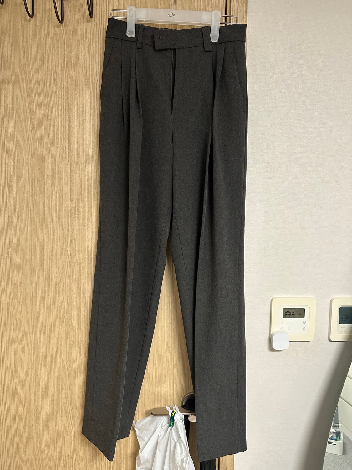 주앙옴므 투플리츠 슬랙스 차콜 s 상품이미지1