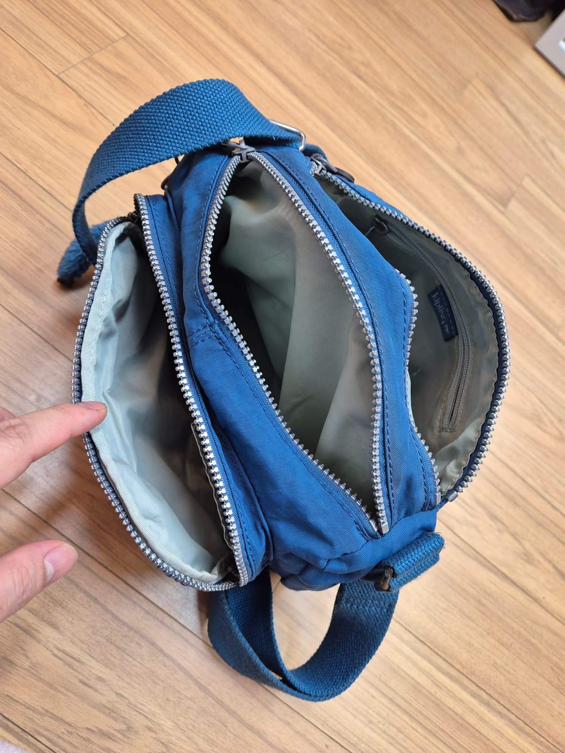 키플링 파란색 크로스백 판매합니다. 가벼운 재질이라서 어깨에 부담이 덜합 상품이미지5