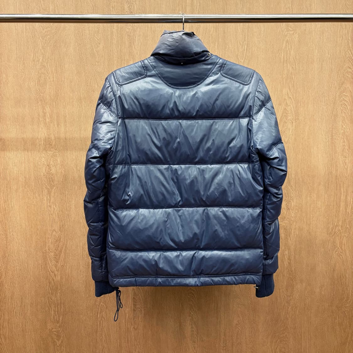 디젤 하이넥 나일론 퀄팅 패딩 점퍼 니트 시보리 로고 패치 디테일 블루 상품이미지3