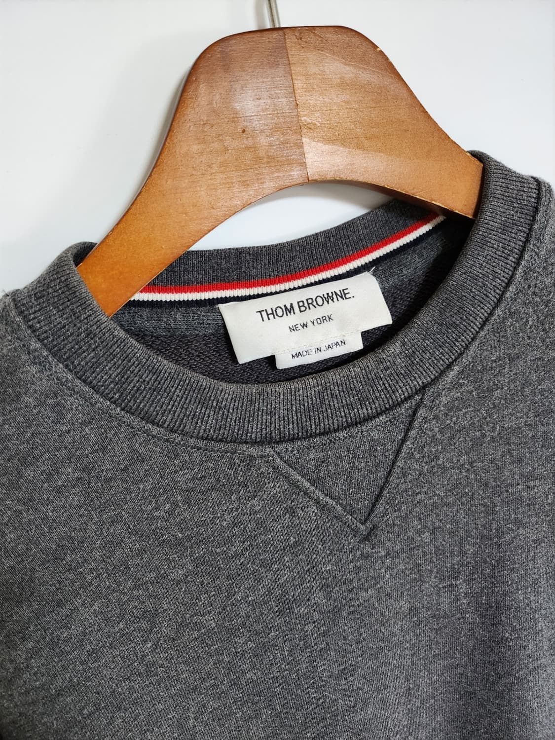 [1] 톰브라운 차콜 사선완장 맨투맨 MJT021H 상품이미지2