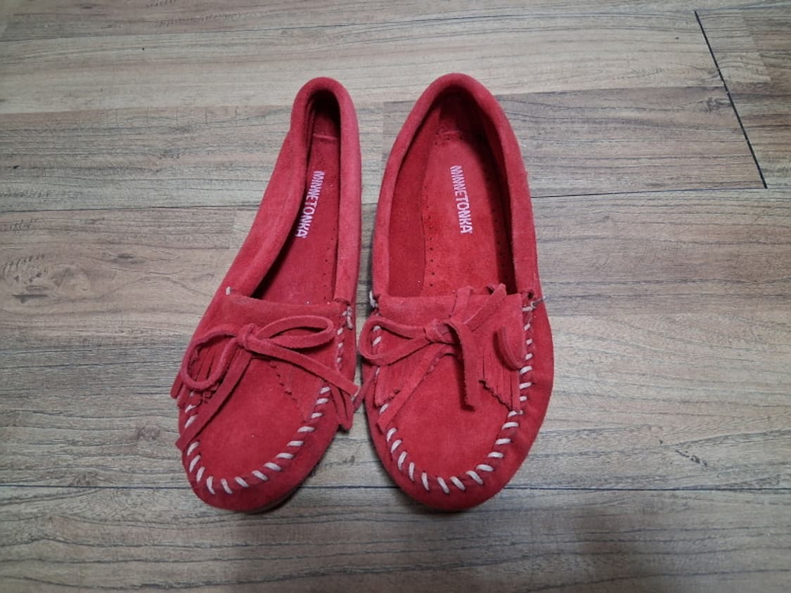 MINNETONKA 빨강색 가죽로퍼 태슬 실 칼발250 미착화
표기는 7 상품이미지1