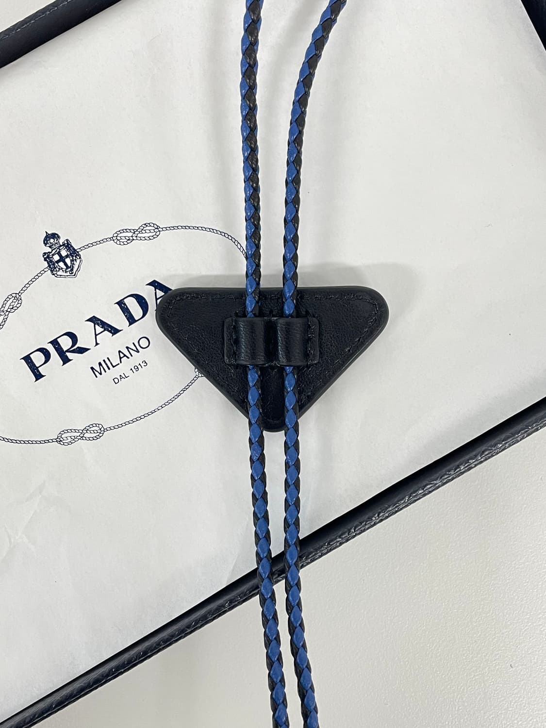 새상품 프라다 볼로 타이 가죽 메탈 트라이앵글 로고 넥타이 상품이미지9