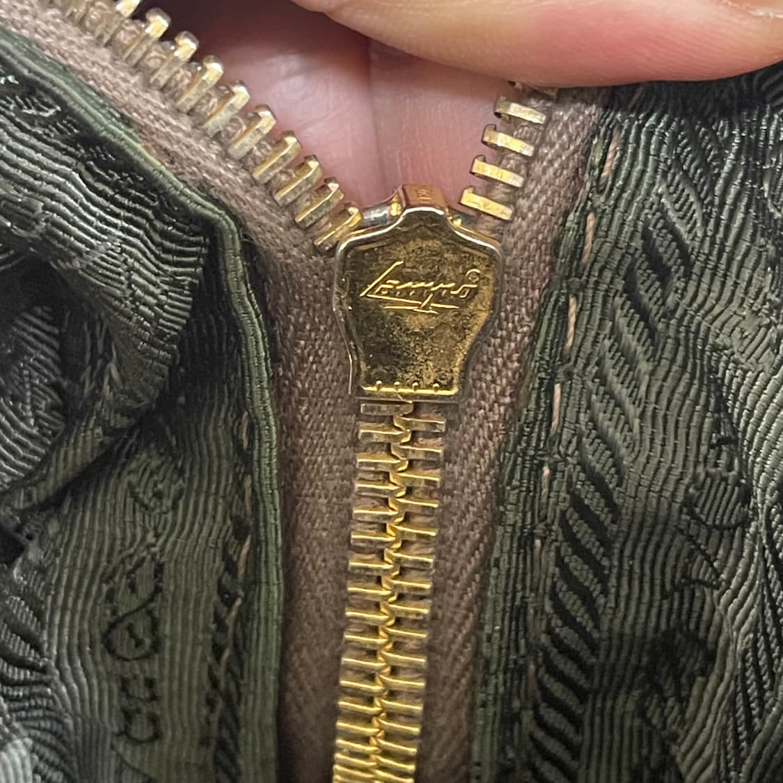 [OS] Prada 비텔로 샤인 바울레토 사첼 백 상품이미지10