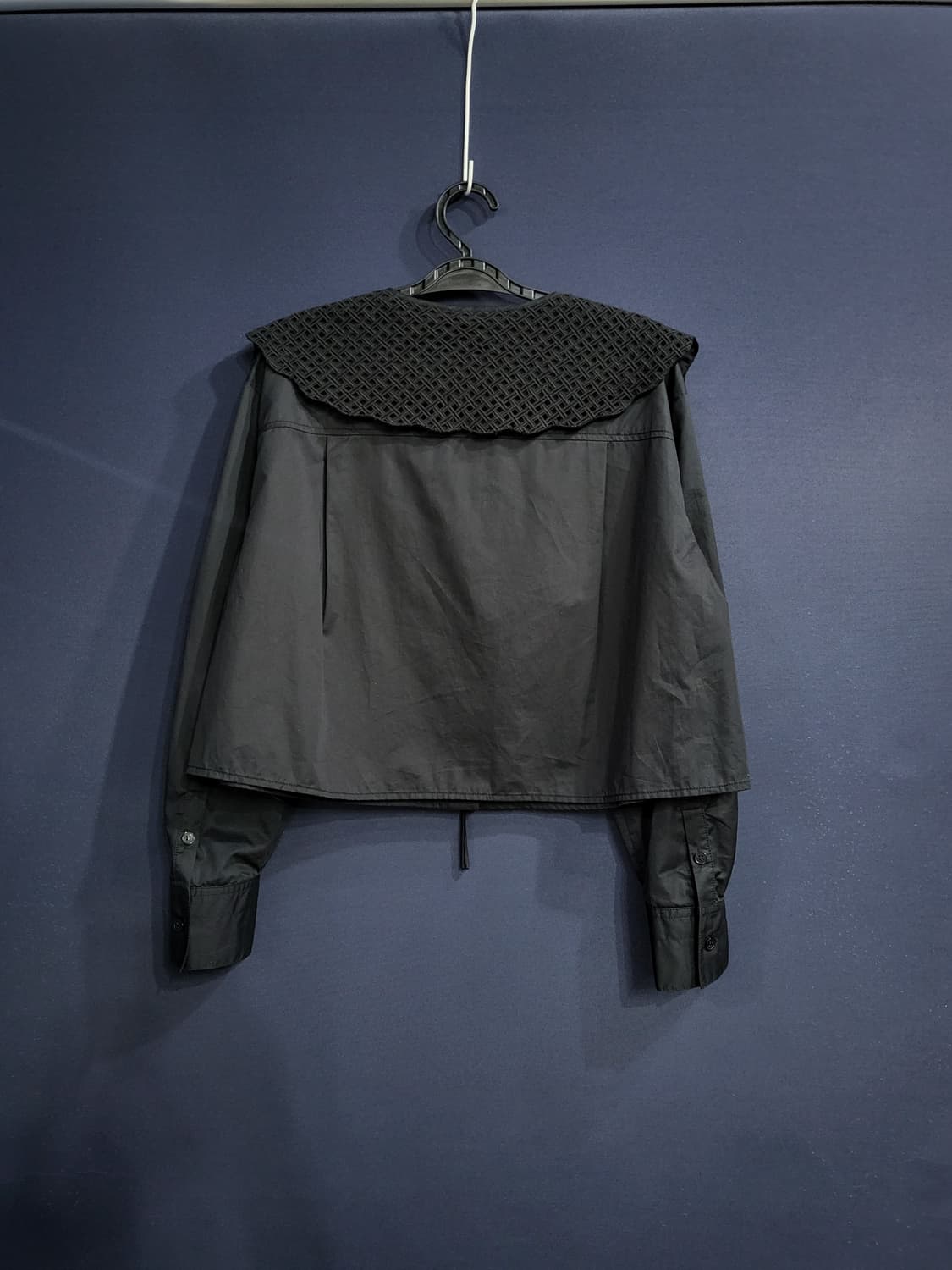 CC콜렉트 펀칭 자수카라 숏 블라우스 상품이미지8