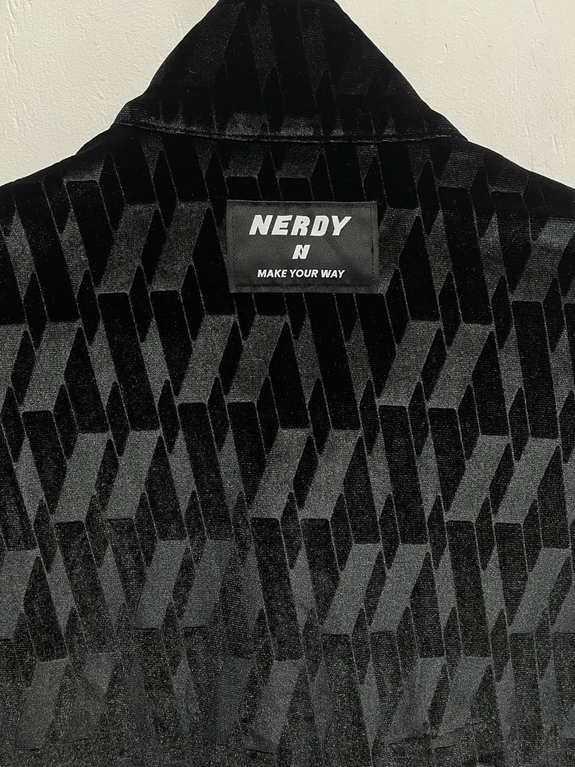 널디(NERDY) 로고 패턴 벨벳 트랙탑 자켓 상품이미지4