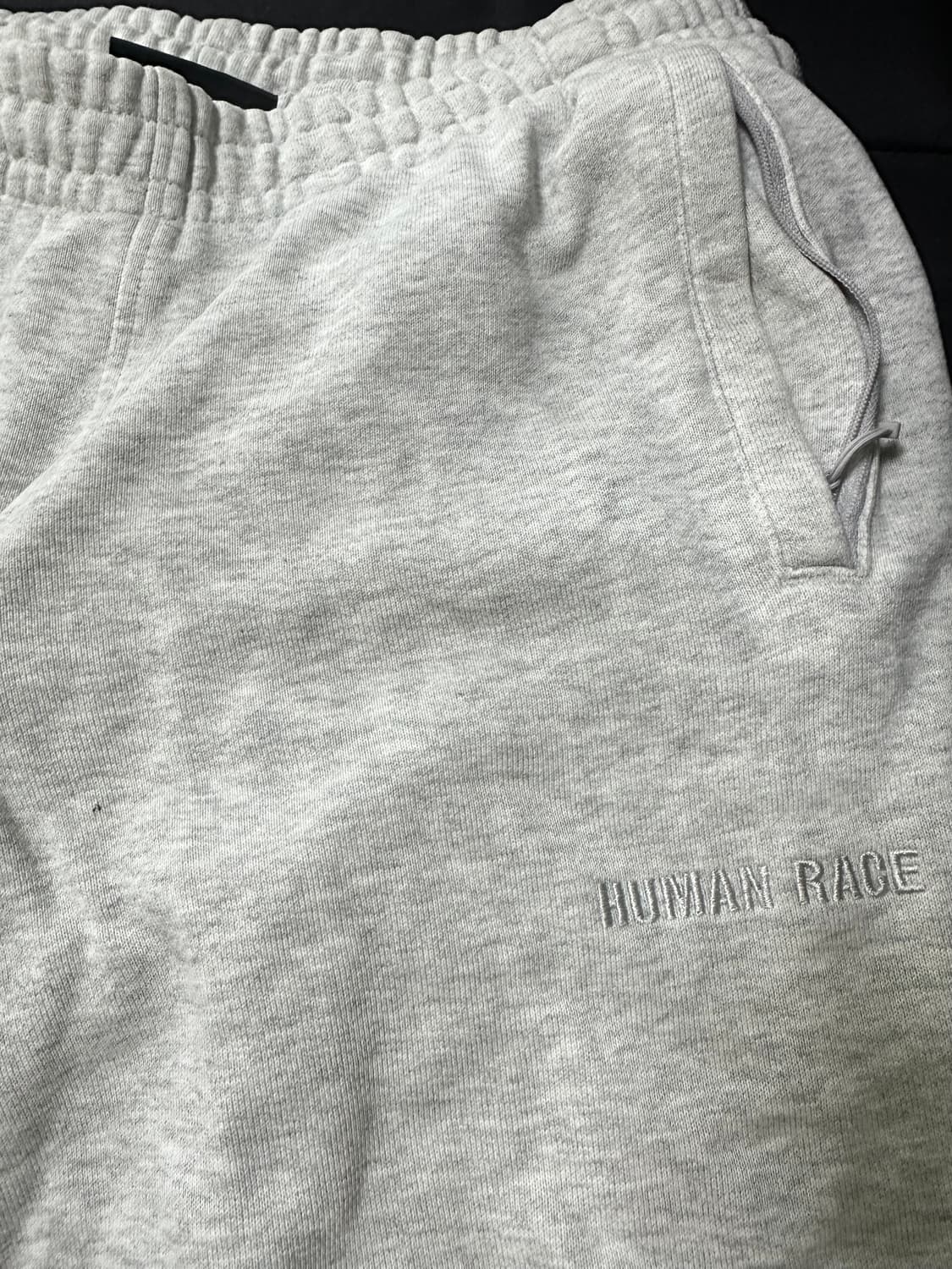 퍼렐 윌리엄스 x 아디다스 베이식 팬츠 그레이 상품이미지2