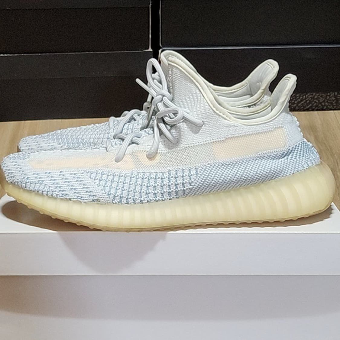 아디다스 300 이지부스트 클라우드 화이트 상품이미지1