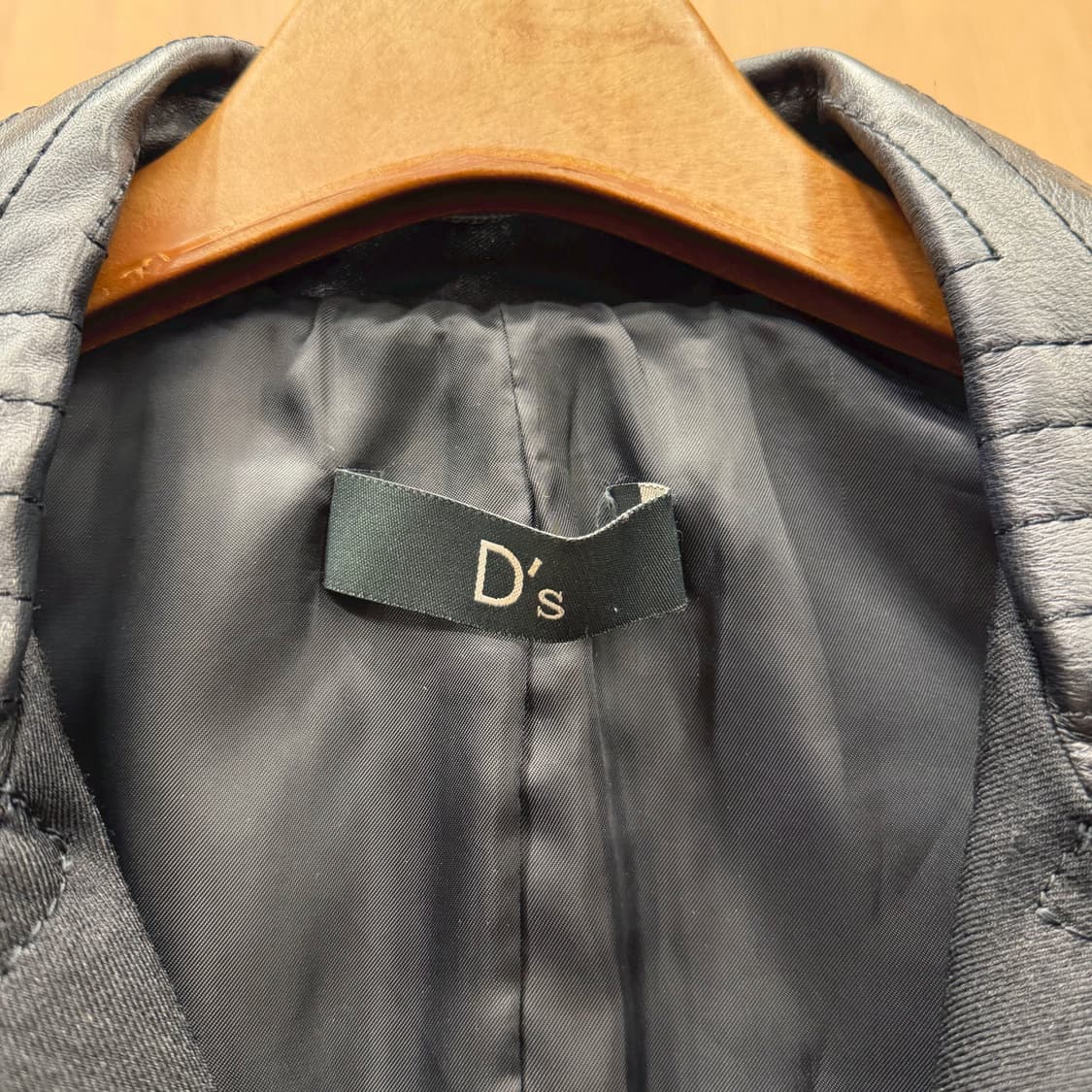 디앤써 롱 코트 레더 배색 와이드 카라 슬리브 스트랩 디테일 블랙 상품이미지6