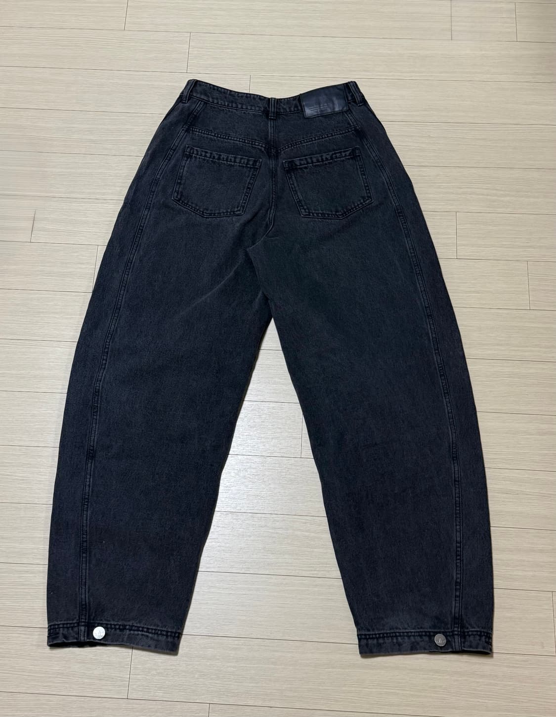 아디다스 아딜레늄 바나나 워시드 데님 팬츠 - 블랙 상품이미지3