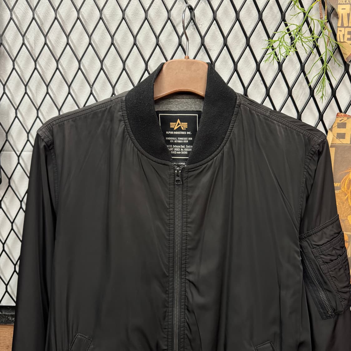 알파 인더스트리 MA-1 라이트 항공 점퍼 사이드 포켓 포인트 블랙 상품이미지3