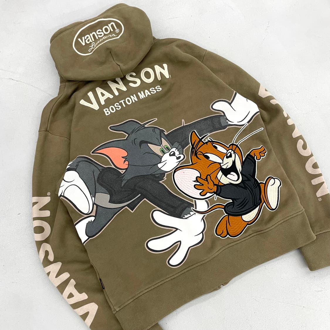 밴슨 X 톰과제리 자수 후드집업 카키 상품이미지2