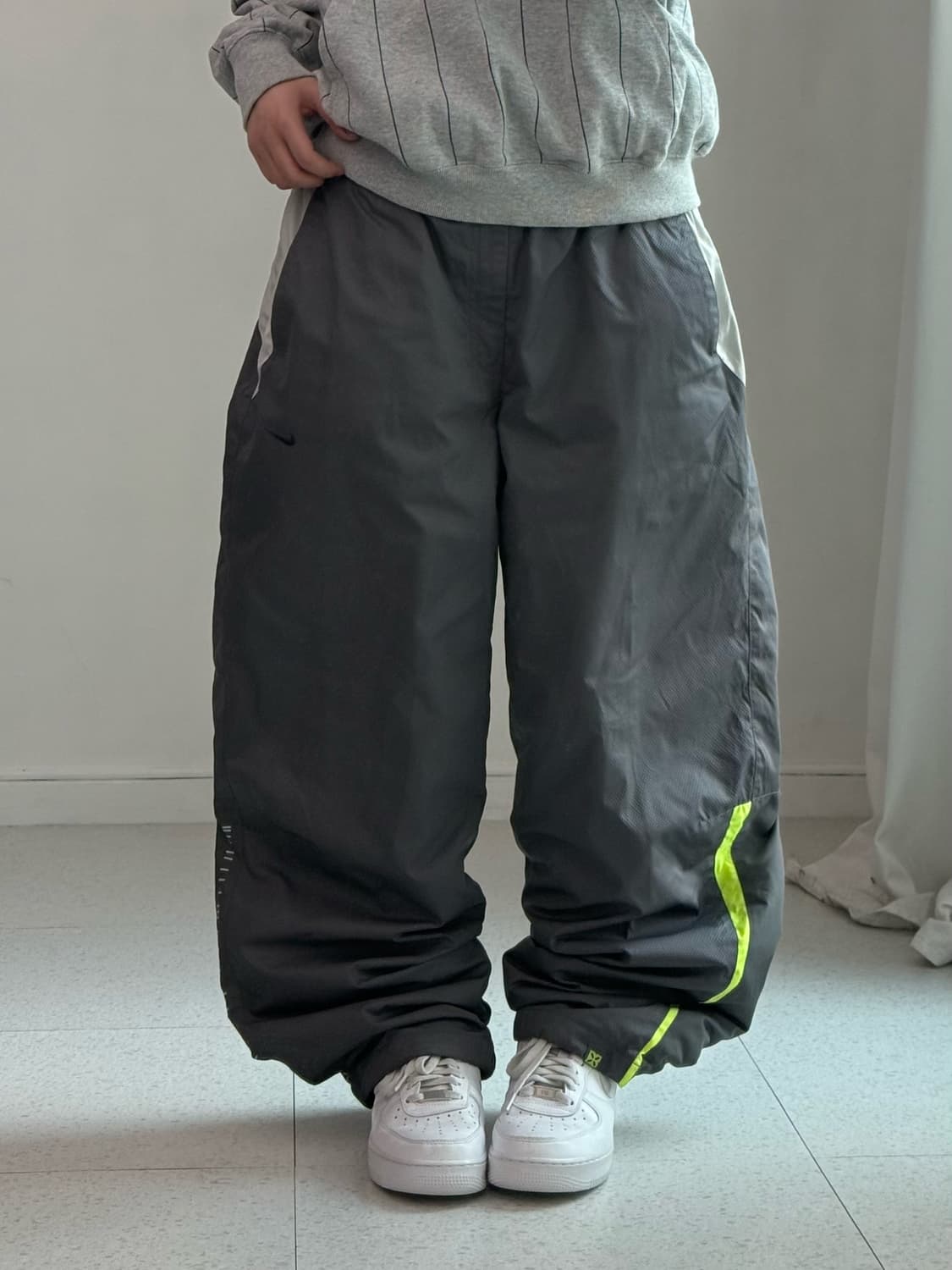 나이키 차콜 그레이 트랙팬츠 상품이미지1