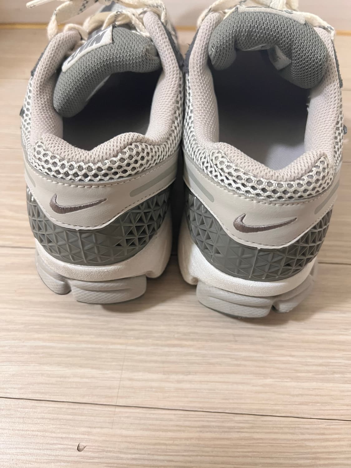 270) 나이키 줌 보메로5 라이트 아이언 상품이미지3