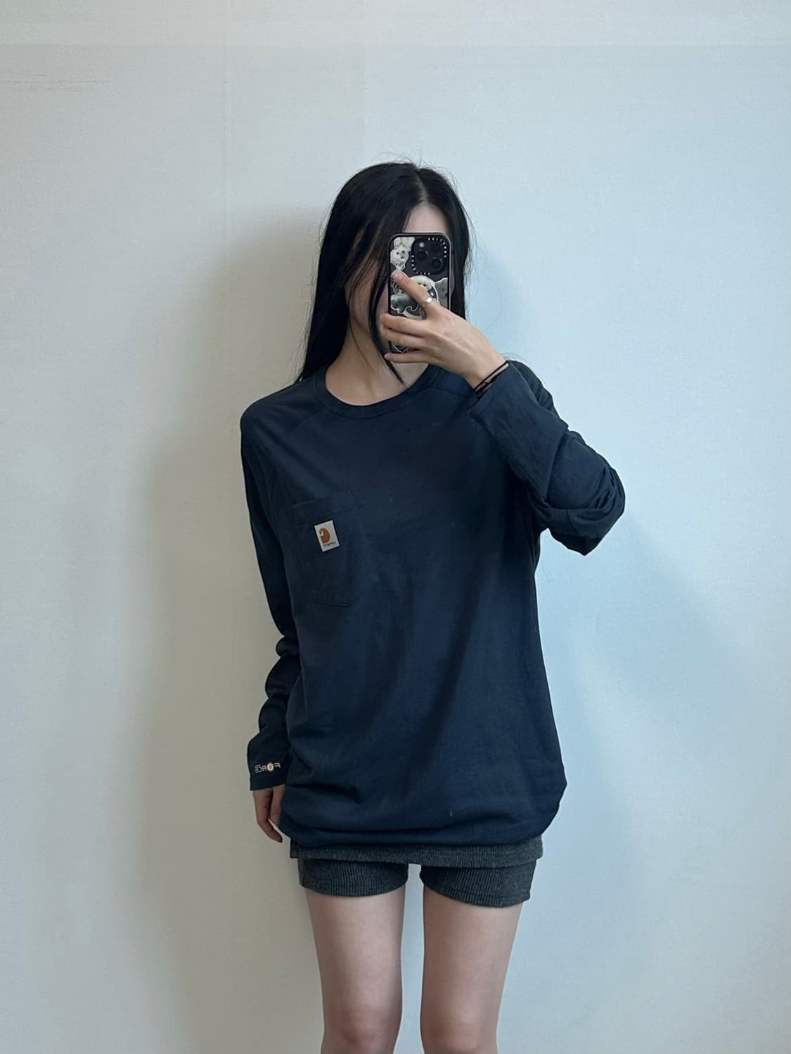 칼하트 자수로고 포켓 네이비 롱슬리브 긴팔티 상품이미지1
