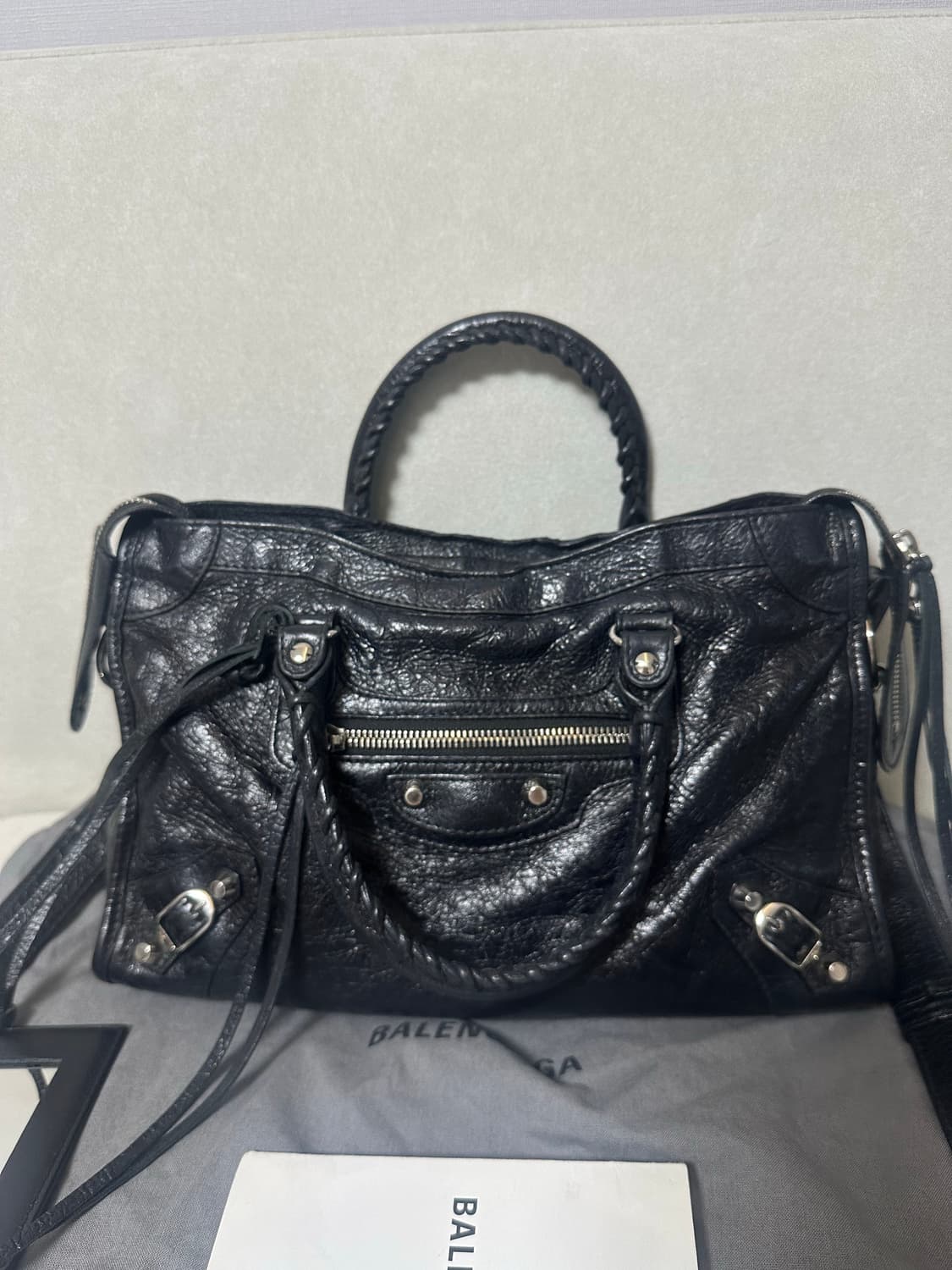 [A 정품] 발렌시아가 시티 모터백 스몰 로고스트랩-2번 상품이미지3