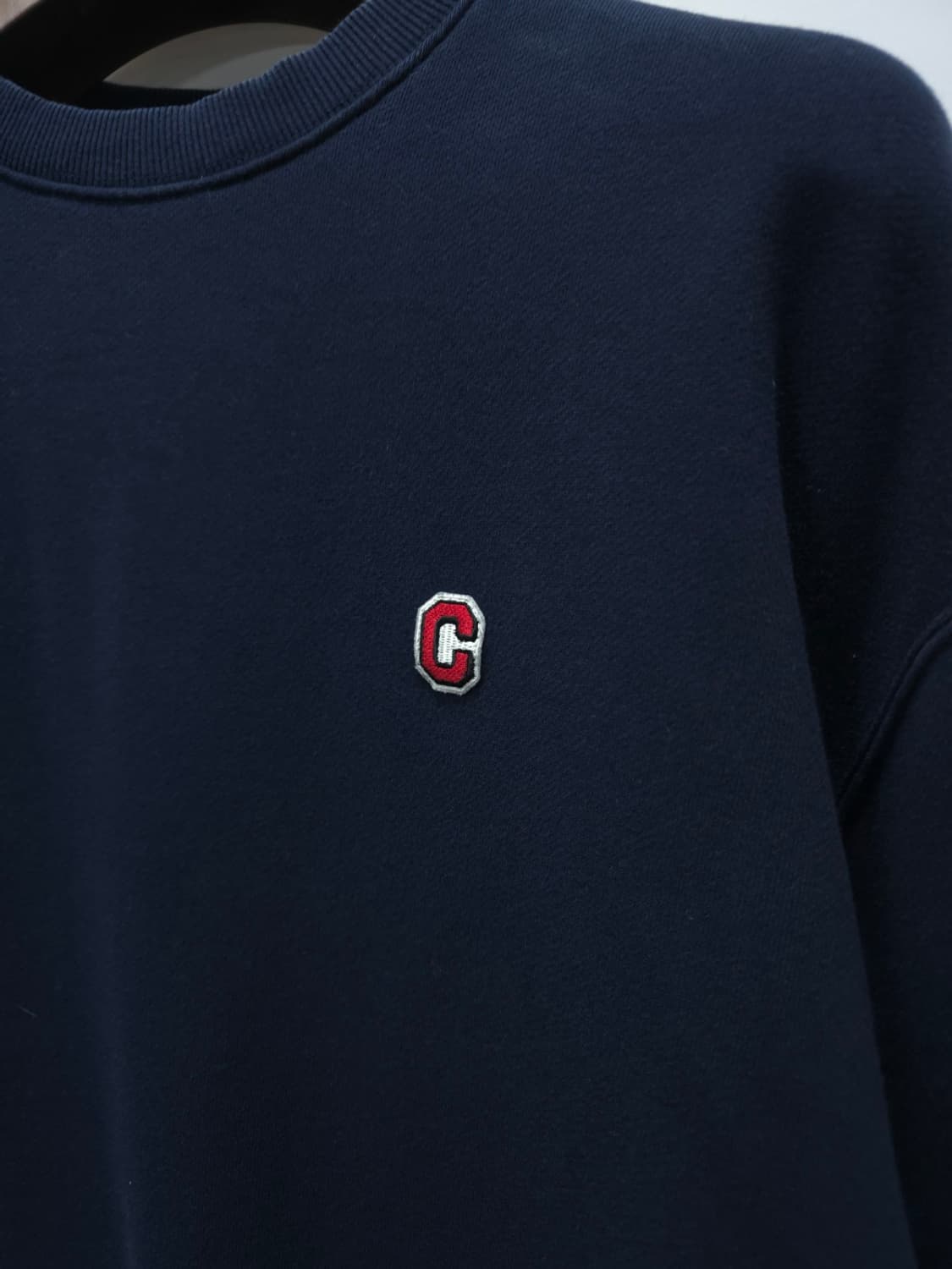 [커버낫] 남성 C 로고패치 포인트 네이비 맨투맨 상품이미지3