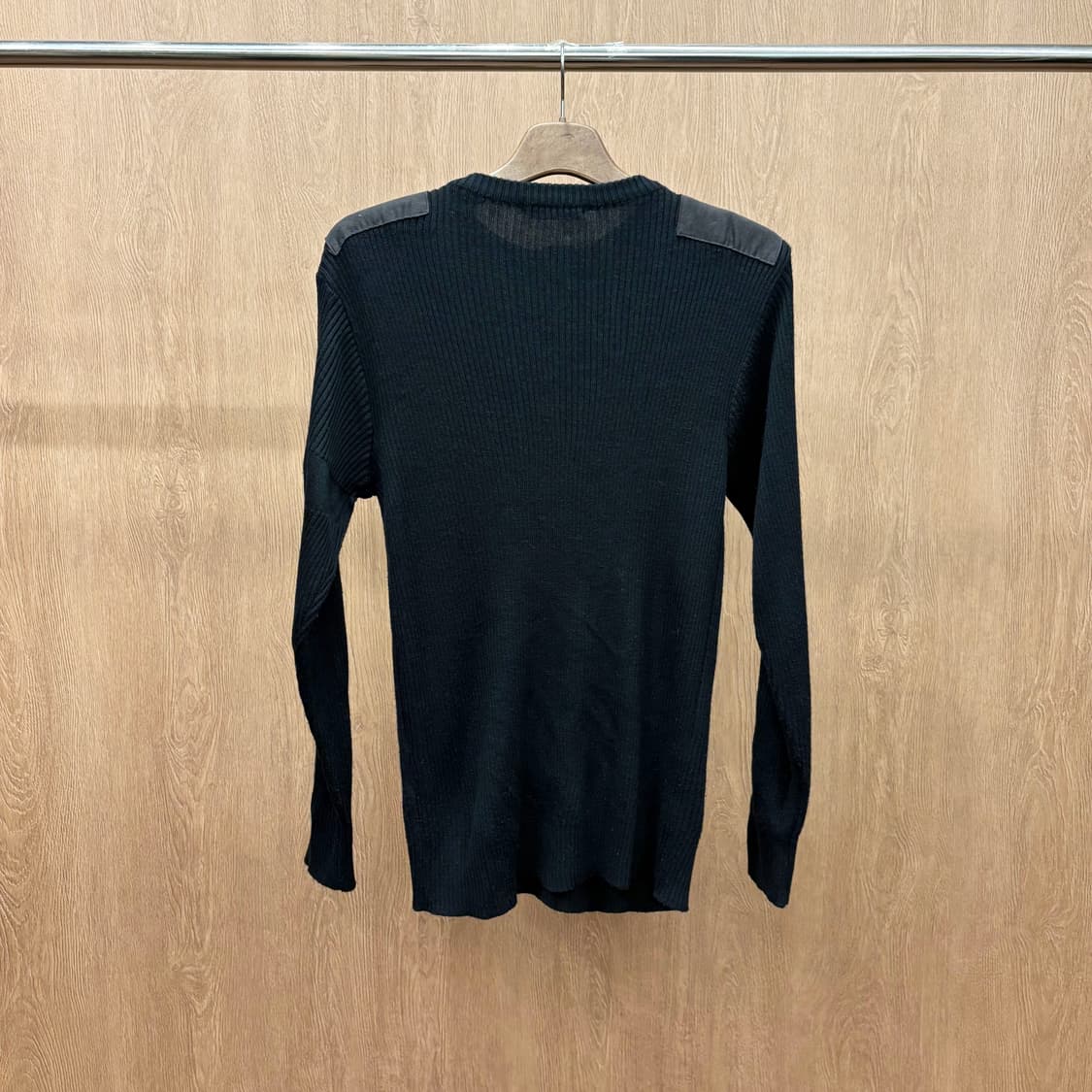 루이비통 긴팔 니트 숄더 레더 패치 소매 로고 자수 메탈 디테일 블랙 상품이미지3