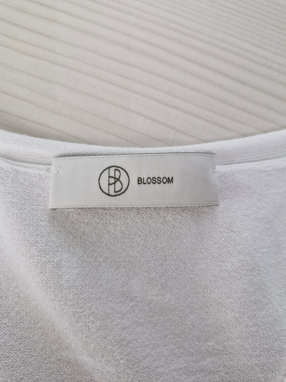 블러썸(BLOSSOM)25SS 홀가먼트 브이넥 니트 상품이미지4