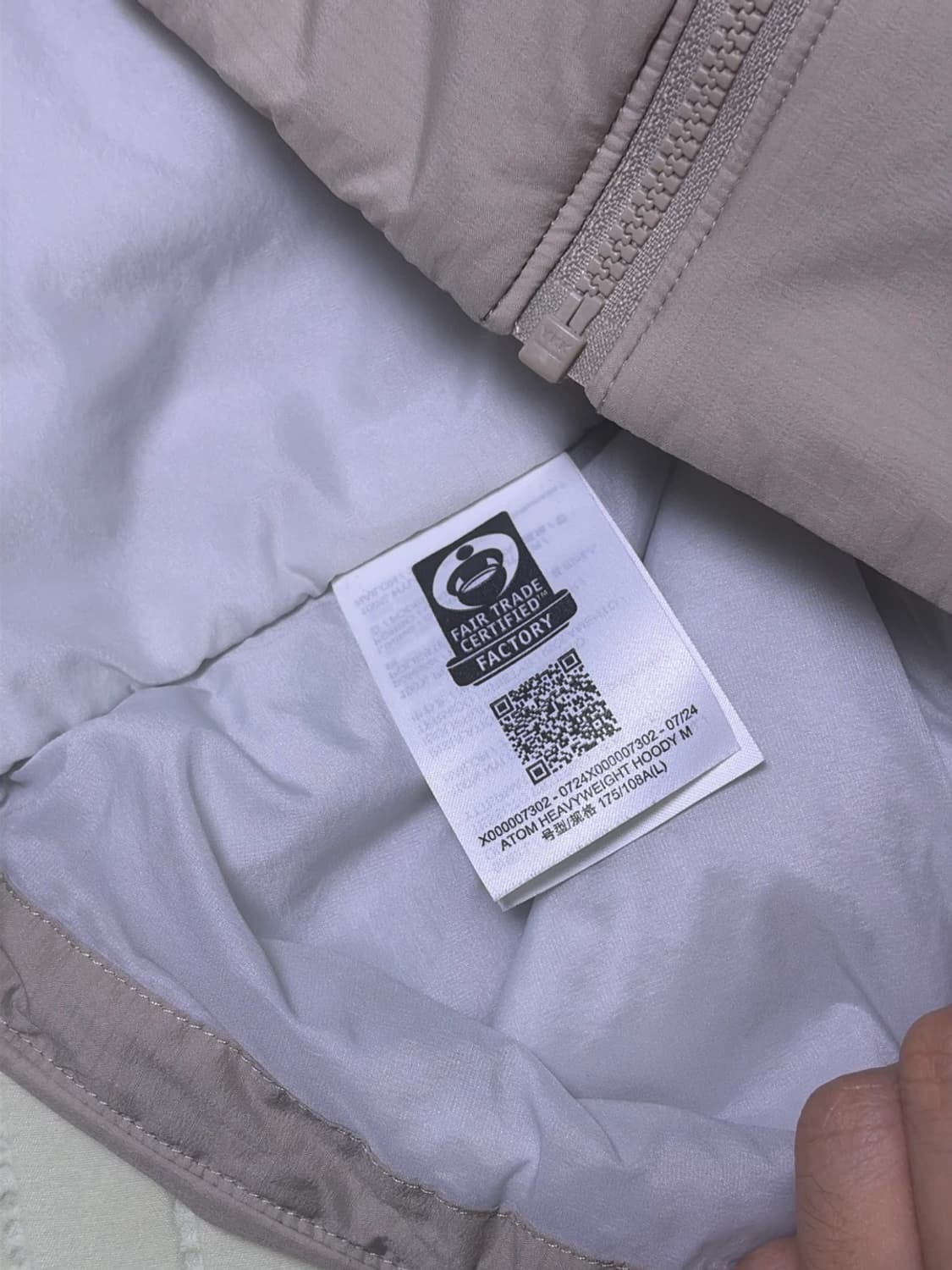 아크테릭스 아톰 헤비웨이트 후디 룬 베이지 색상입니다. L 사이즈이고,  상품이미지4