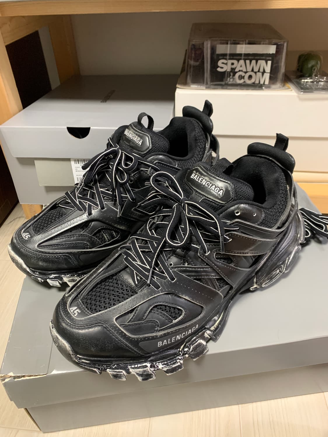 발렌시아가 트랙 스니커즈 45 페이디드 블랙 상품이미지1