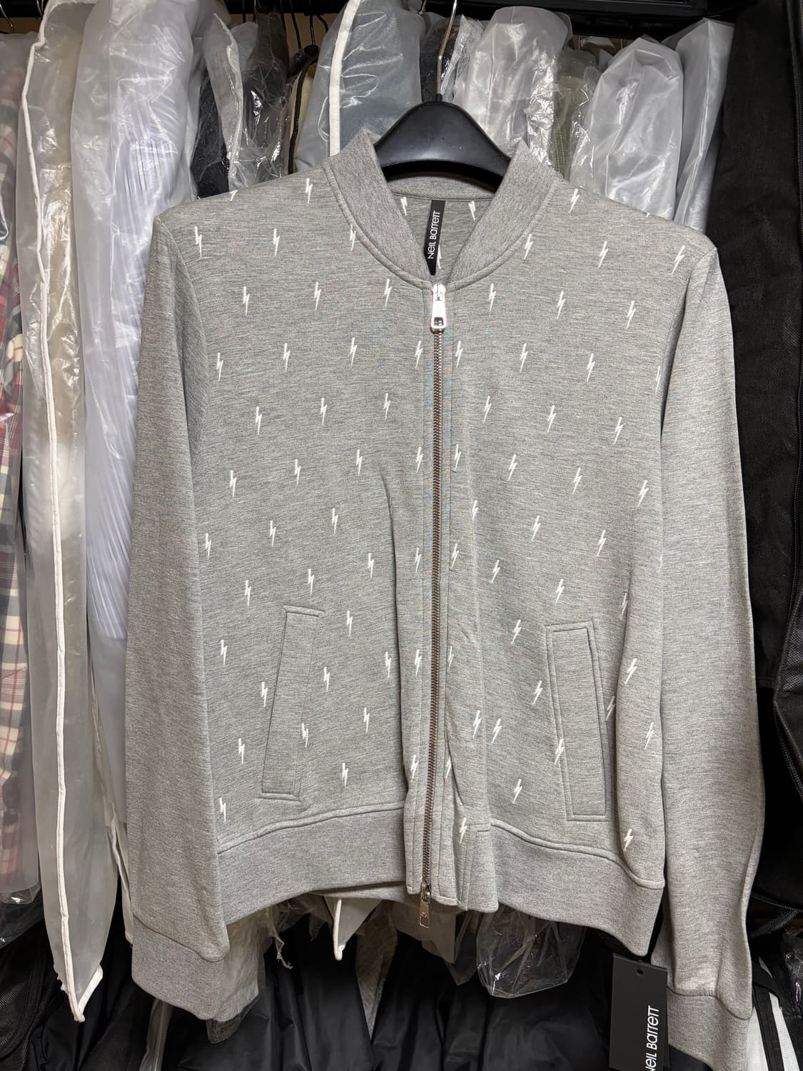 닐바렛 시그니처 스몰 번개 자수 그레이 봄버 재킷 상품이미지1