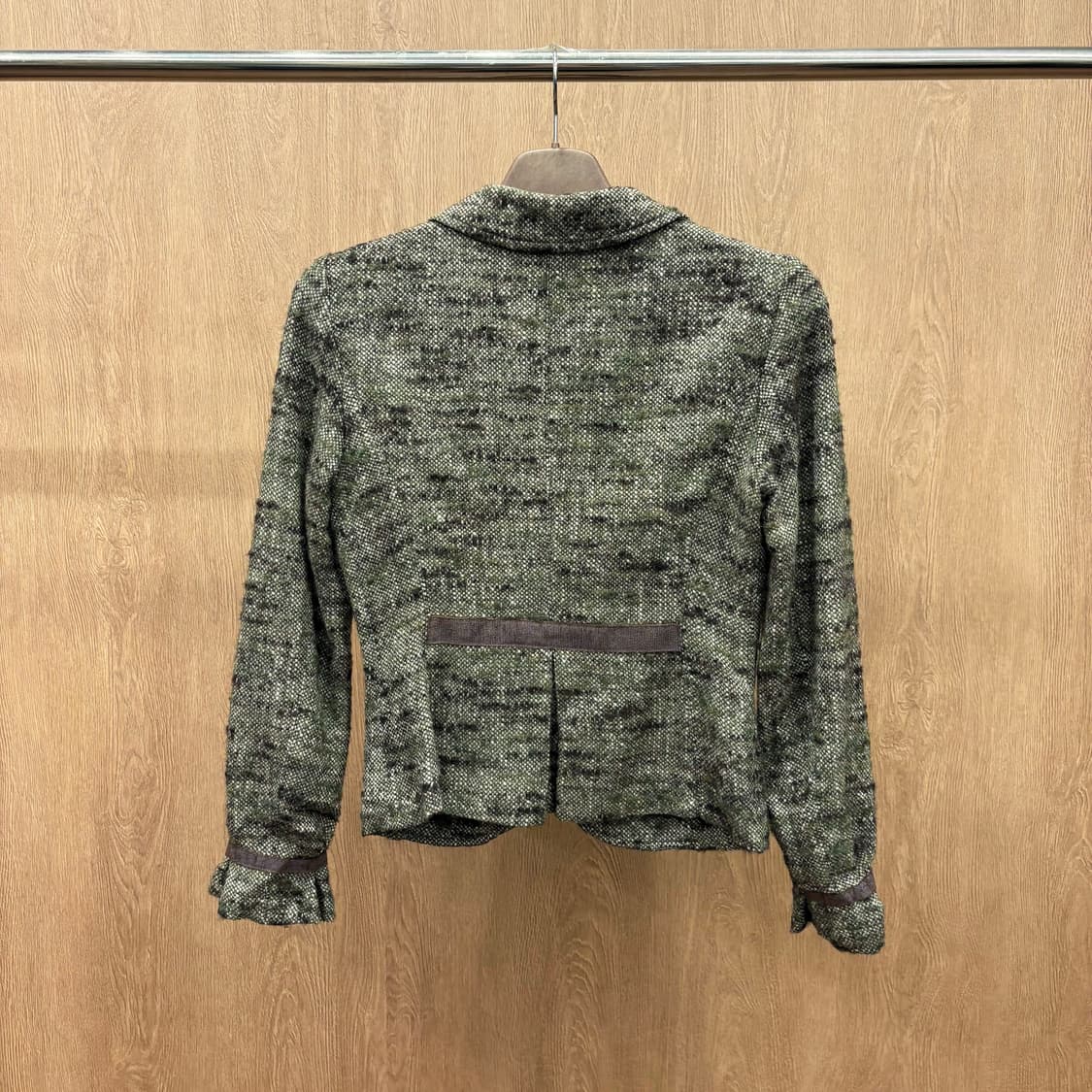 막스앤코 슬림핏 트위드 자켓 클래식 싱글 버튼 리본 테이핑 디테일 카키 상품이미지3