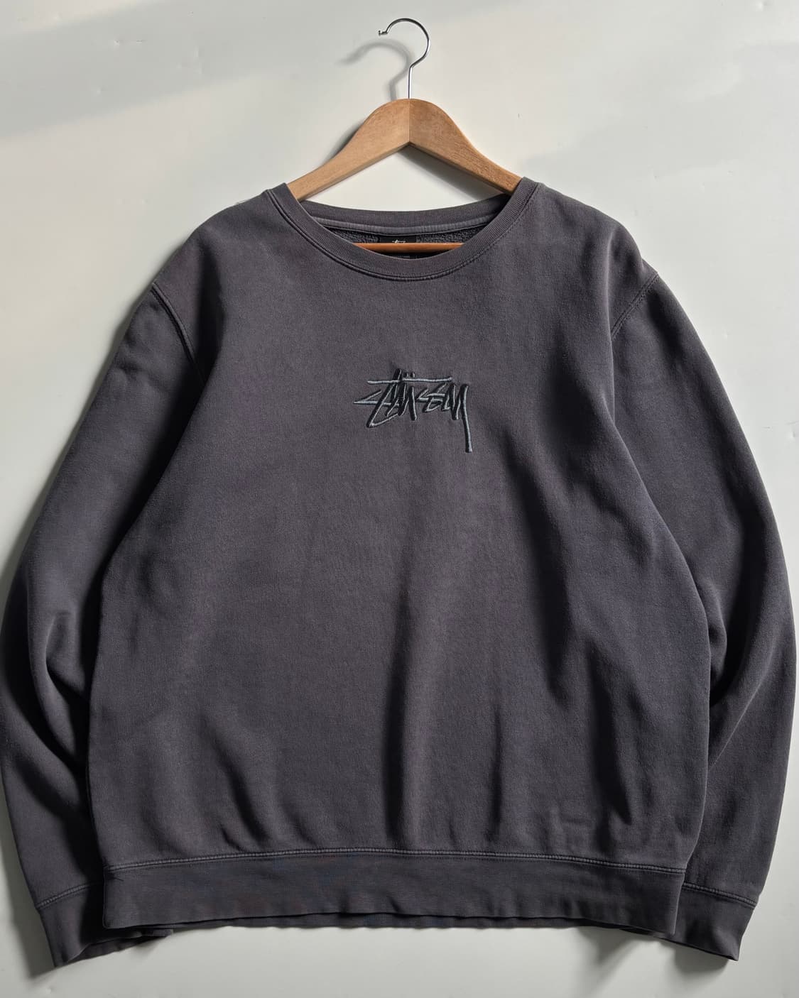 Stussy 스투시 차콜 로고 맨투맨 상품이미지1