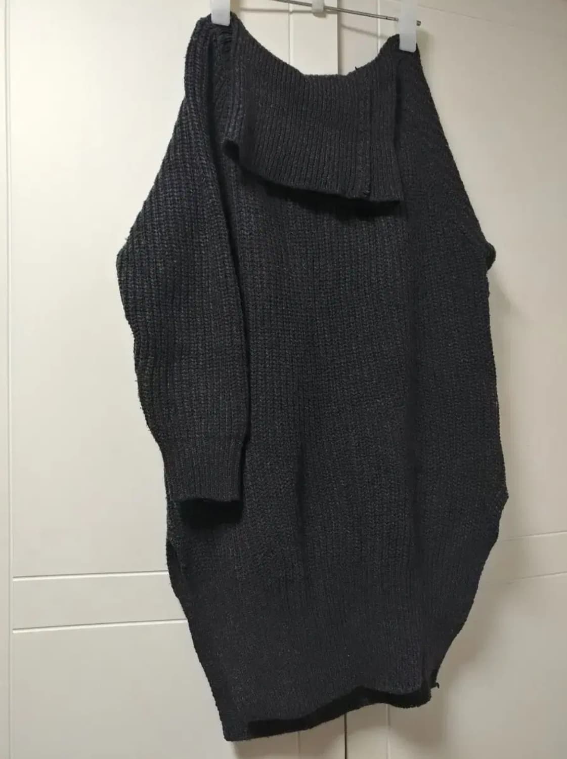 차콜 밑단 트임 터틀넥 니트 원피스 상품이미지1