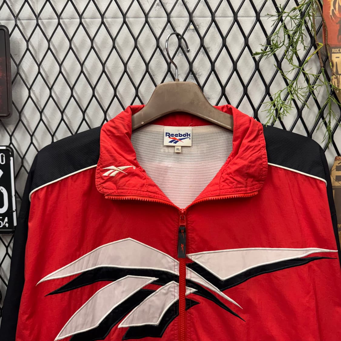90s 리복 벡터 바람막이 전면 로고 포인트 레드 블랙 상품이미지3