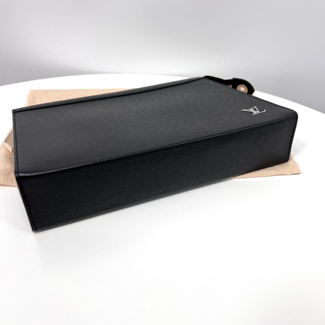 루이비통 LV 타이가 포쉐트 보야주 클러치백 블랙 (M30450) 상품이미지8