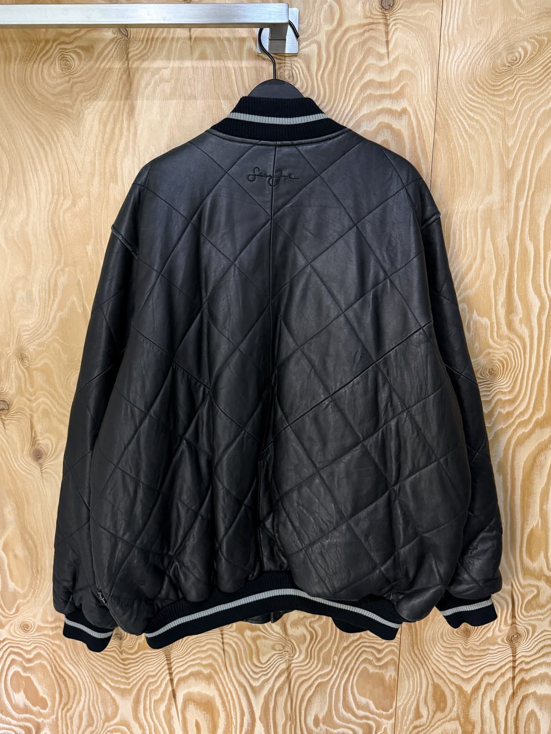 션존 다이아몬드 퀼티드 램스킨 레더 오버 바시티 자켓 상품이미지4