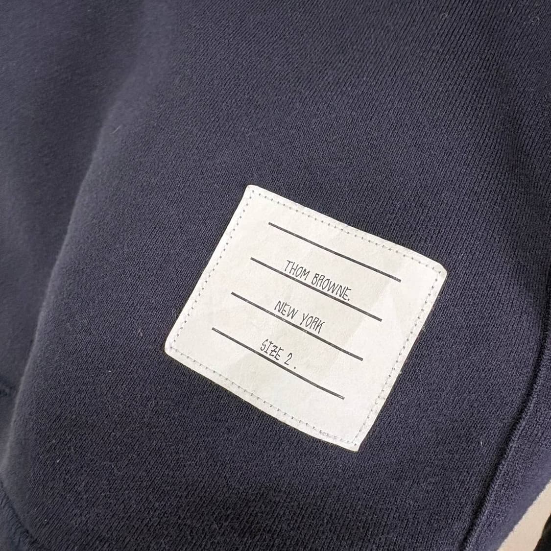 [2] 톰브라운 사선완장 맨투맨 네이비 상품이미지4