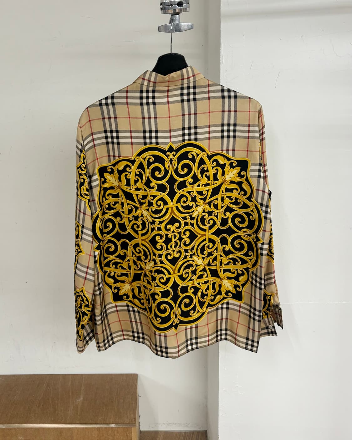 버버리 노바 체크 바로크 패턴 실크 롱슬리브 셔츠 상품이미지6