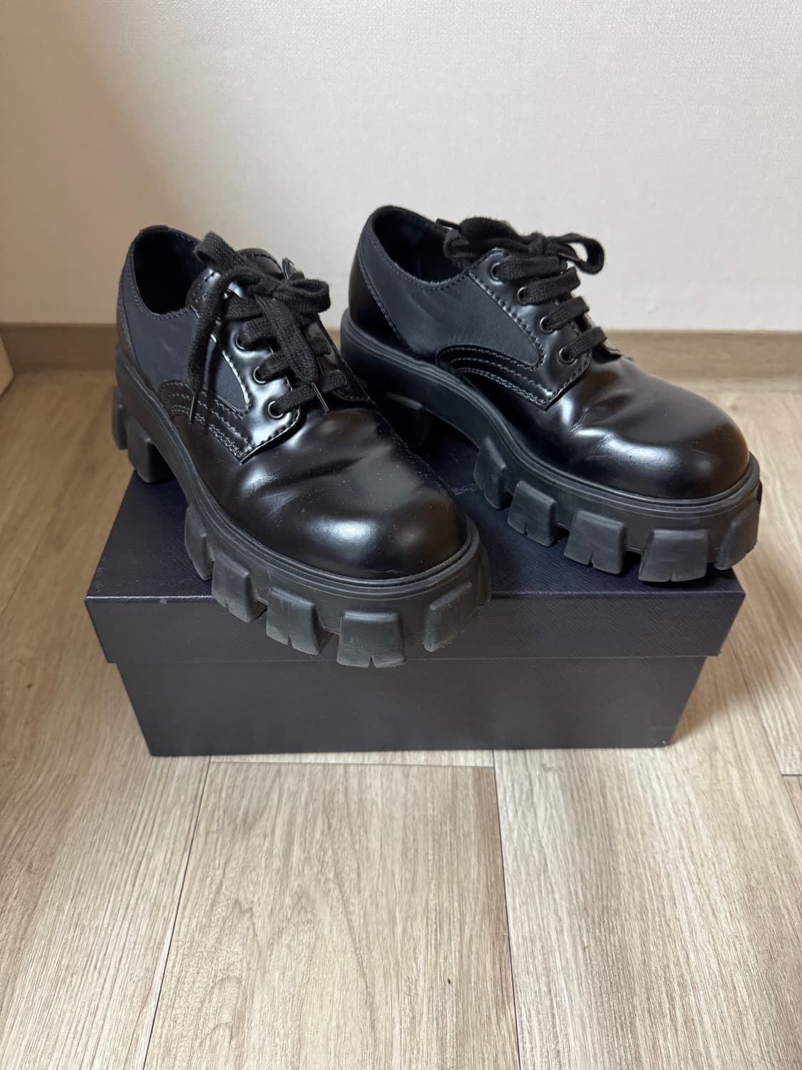 [6.5] 프라다 모놀리스 브러쉬드 레이스업 슈즈 블랙 상품이미지2