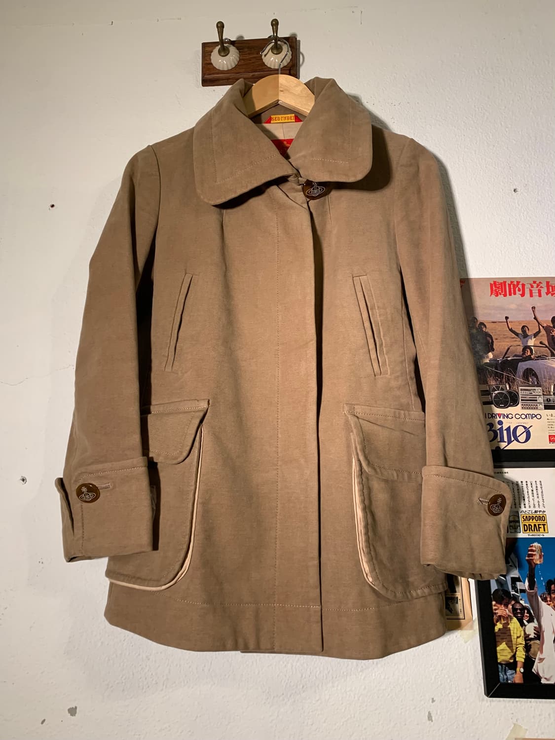 비비안웨스트우드 레드라벨 오브로고 단추 베이지 코트 상품이미지1