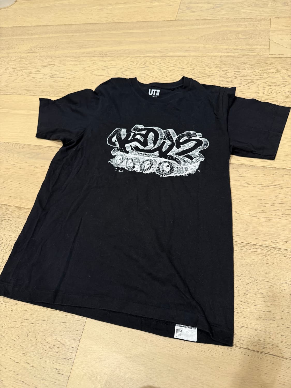 Uniqlo x Kaws 상품이미지1