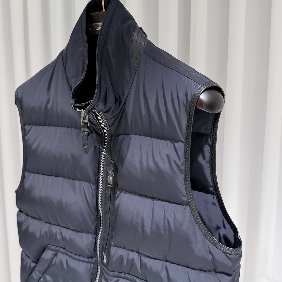 (A+/ 48) / 톰포드 레더 트리밍 퀄팅 쉘 다운 블랙 패딩 조끼 상품이미지4