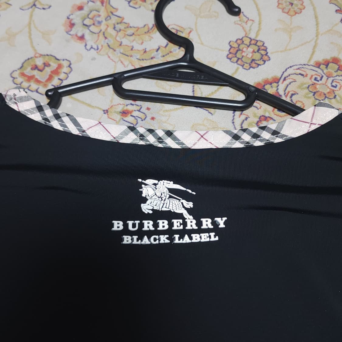 버버리 브이넥 반팔티셔츠
95 상품이미지5