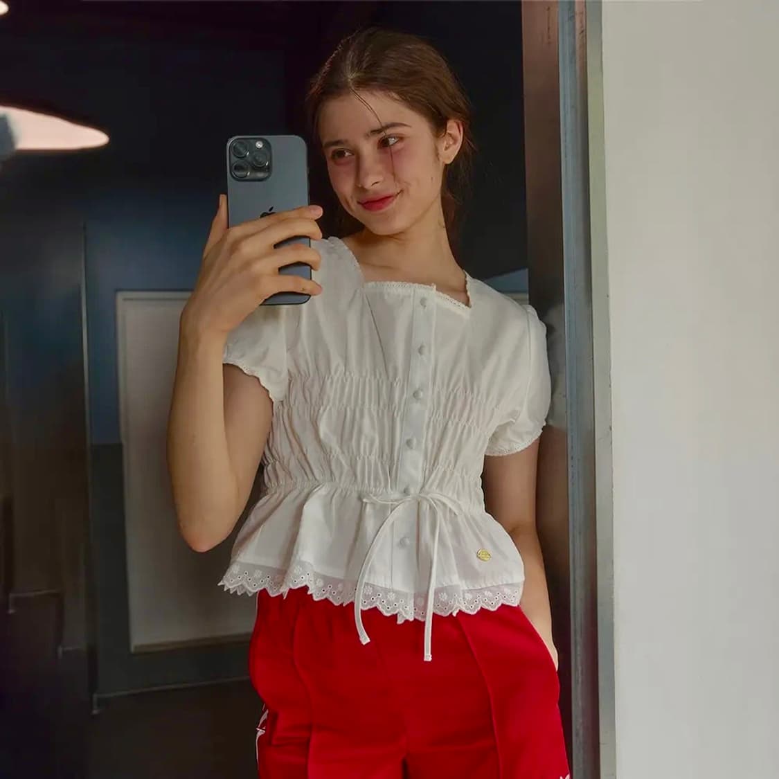 아노에틱 스퀘어넥 셔링 스트링 블라우스 화이트 상품이미지2