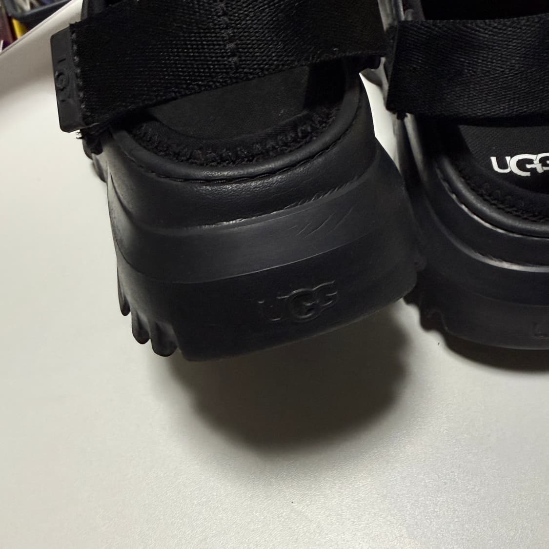 어그 피크모드 메쉬 샌들 240 상품이미지4