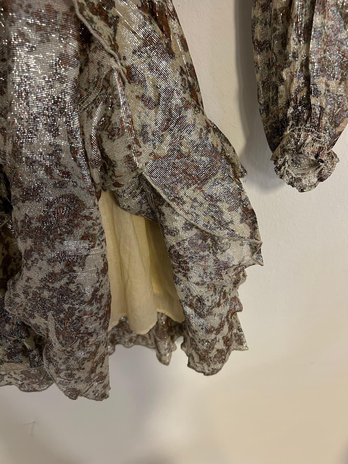 Berenice 베레니스 메탈릭 플라워 프릴 원피스 상품이미지3