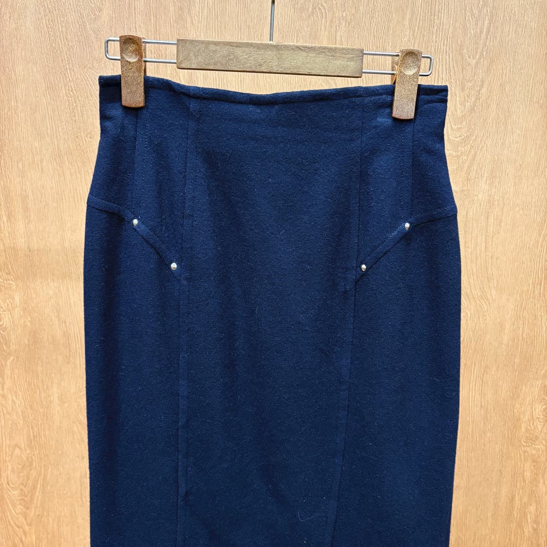 꾸레쥬 미디 스커트 절개 스터드 장식 백 슬릿 디테일 H라인 네이비 상품이미지4