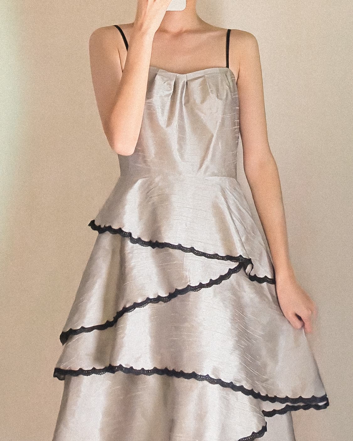 드레스데코 글로시 실버 커브드 티어 드레스 상품이미지1