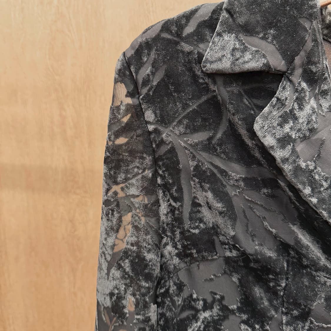 막스마라 스포트막스 테일러드 자켓 벨벳 텍스퍼 플로럴 패턴 디테일 블랙 상품이미지6