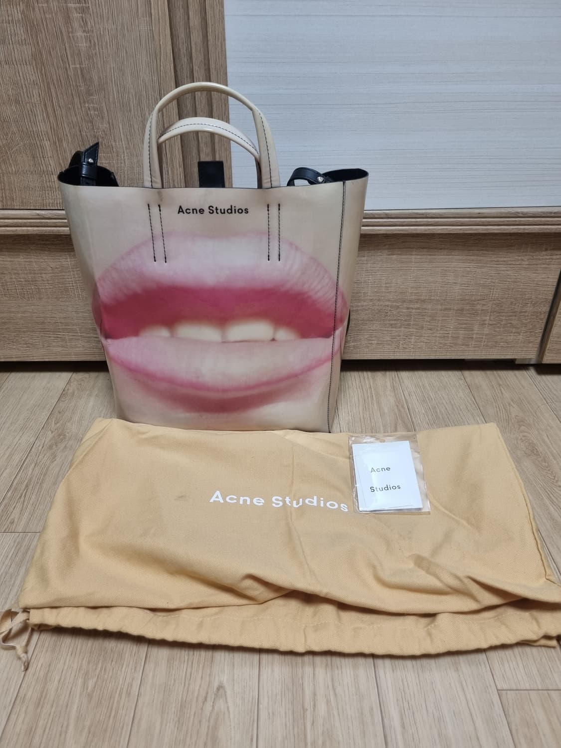 아크네스튜디오 입술 베이커 백 미듐 상품이미지1