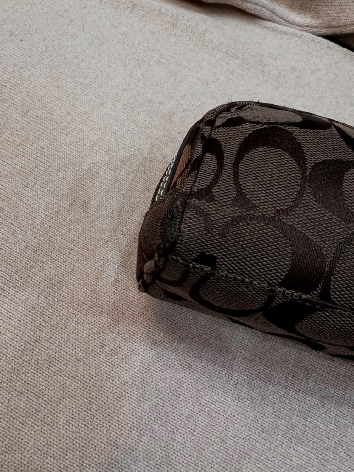 COACH 시그니처 레더 스트랩 미니 파우치 상품이미지10