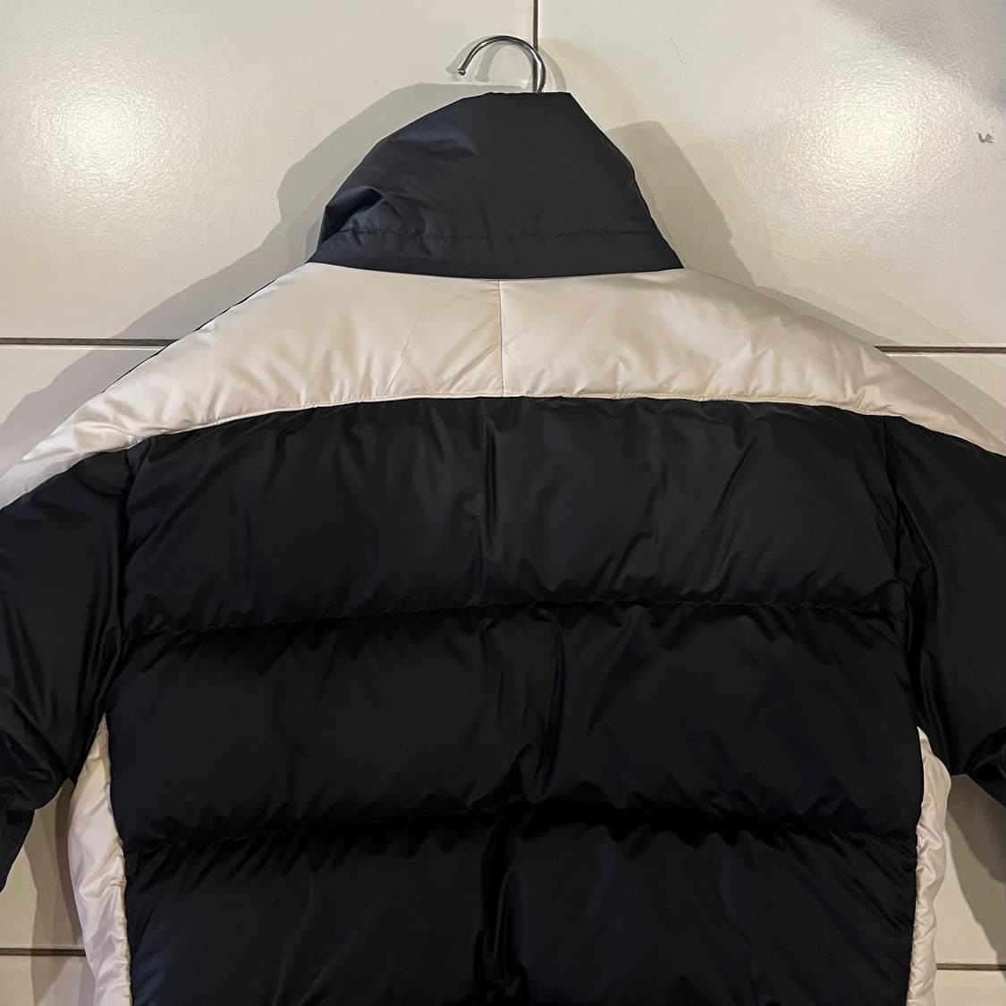 아디다스 블록다운 흰검 삼선 패딩 상품이미지4